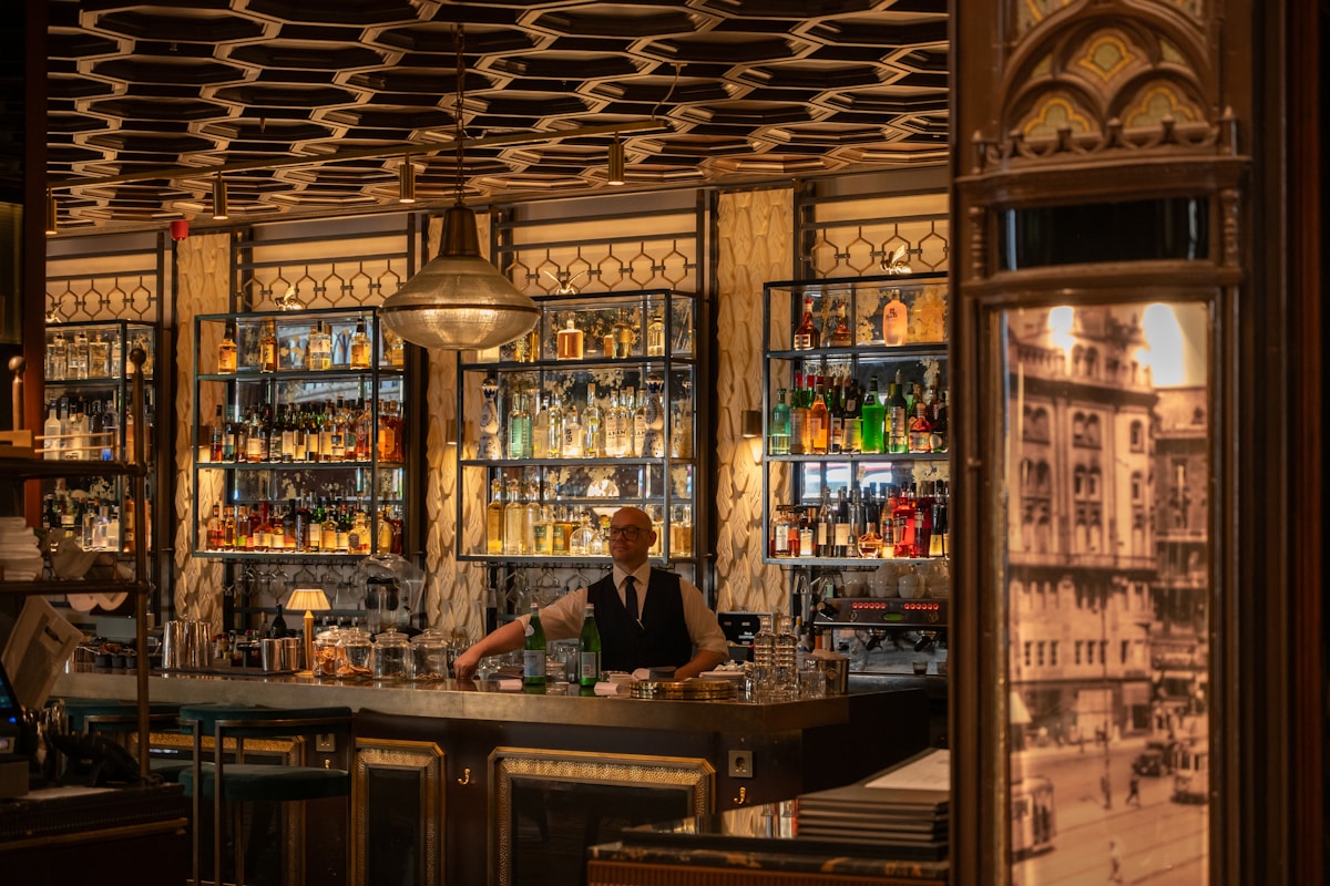 影 YǏNG bar interior